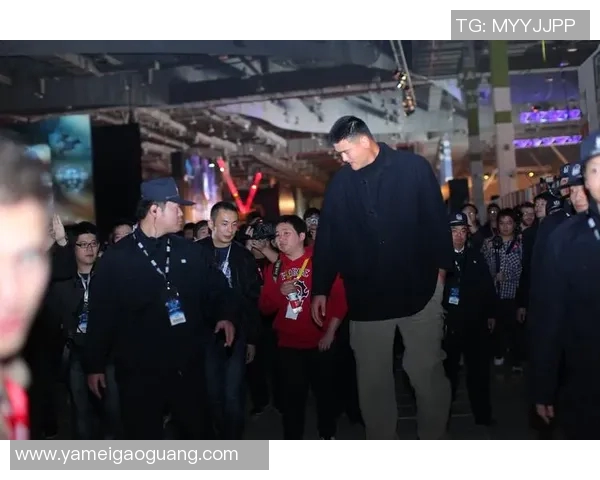 姚明在赛场上安慰穆托姆博展现篮球精神与友谊的力量