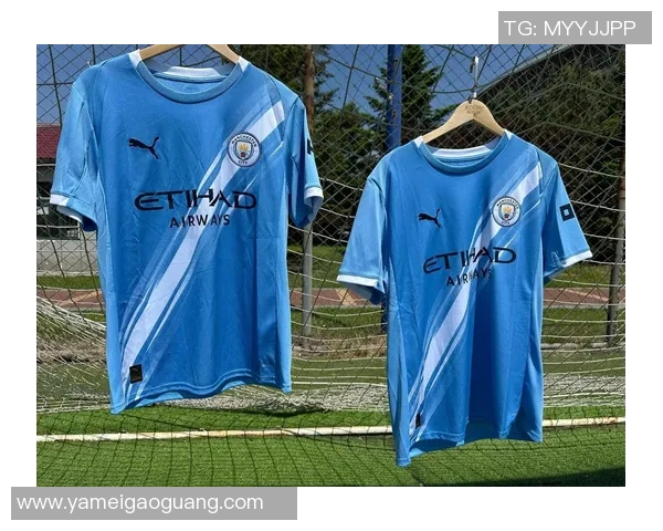 足球明星亲自赠送球衣感人瞬间视频分享温暖与激情的结合